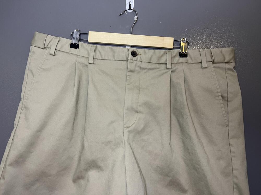 Eddie Bauer Shorts Mens 42 Beige Cotton Chino Pleated Relaxed Fit Casual Summer